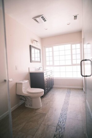 Deluxe Room | Bathroom | Hair dryer, towels, soap, shampoo