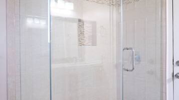 Quadruple Room | Bathroom | Hair dryer, towels, soap, shampoo