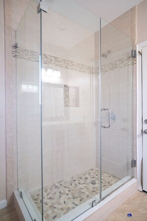 Quadruple Room | Bathroom | Hair dryer, towels, soap, shampoo