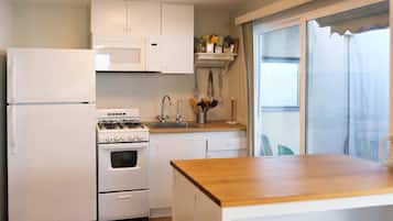 Suite superior, patio | Escritorio y espacio para trabajar con laptop