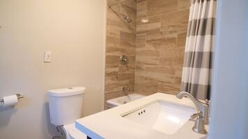 四人房 | 浴室 | 吹風機、毛巾、肥皂、洗髮精