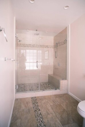 Habitación Deluxe | Baño | Secadora de cabello, toallas, jabón, shampoo 