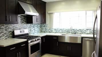 微波爐、烤麵包機、冷凍庫