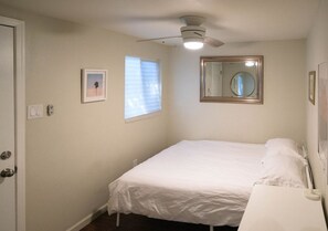 Suite superior, patio | Escritorio y espacio para trabajar con laptop 