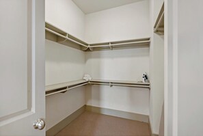 Interior - Tysons Penthouse 2BR | Pool & Gym (McLean)