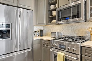 Coffee/tea maker, fridge, microwave, oven - Tysons Penthouse 2BR | Pool & Gym (McLean)