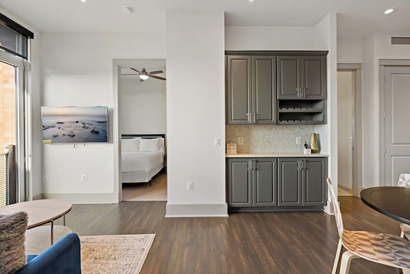 Luxury, cozy, perfect for families. - Tysons Penthouse 2BR | Pool & Gym (McLean)