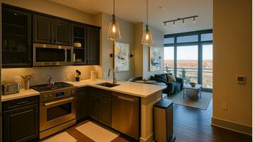 Réfrigérateur, micro-ondes, four, plaque de cuisson