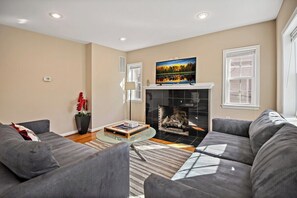 Smart TV, fireplace - Fresh | 4 bedroom | Luxury | Center | Sunny (Falls Church)