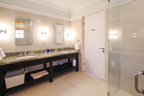 Shower, hair dryer, towels - Short Walk to Beach and private pool relaxation - Turtle View 5 (Porters)