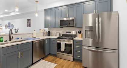Brand New! 2 Bed condo with AC, 5 mins Juneau Airport