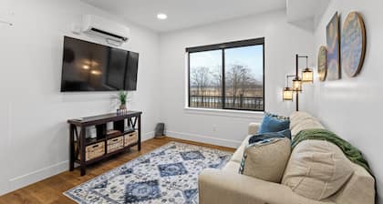 Brand New! 2 Bed condo with AC, 5 mins Juneau Airport