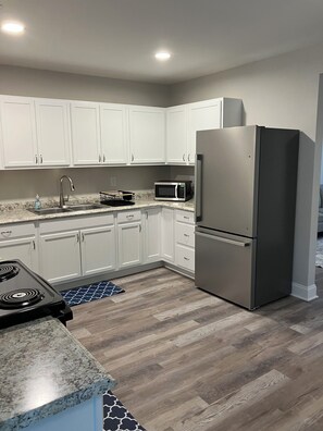Private kitchen - 3-bedroom house in wonderful North Charleston with AC, WiFi (North Charleston)