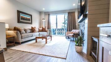 Smart TV, fireplace