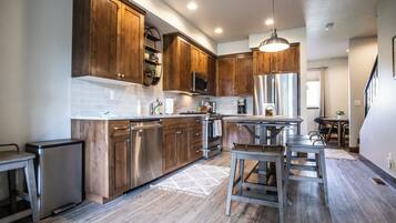 冰箱、微波炉、烤箱、炉灶