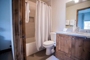 Douche, sèche-cheveux, serviettes fournies