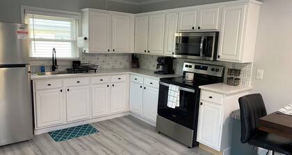 Charming 2-bedroom house with dock, AC, & Wifi. Enjoy kayaking
2 min from beach