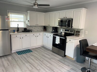 Charming 2-bedroom house with dock, AC, & Wifi. Enjoy kayaking
2 min from beach