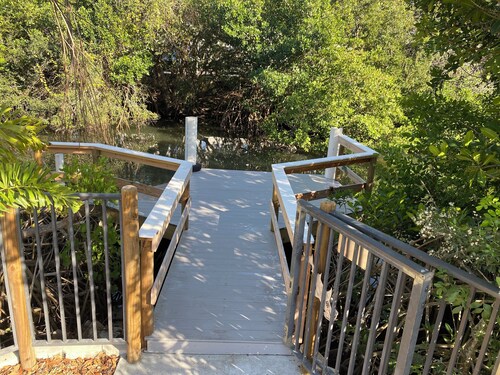 Charming 2-bedroom house with dock, AC, & Wifi. Enjoy kayaking
2 min from beach