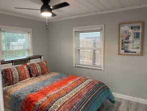 2 bedrooms, iron/ironing board, WiFi, bed sheets - Charming 2-bedroom house with dock, AC, & Wifi. Enjoy kayaking
2 min from beach (Vero Beach)