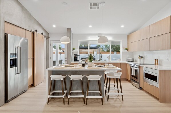 冷蔵庫、電子レンジ、オーブン、コンロ