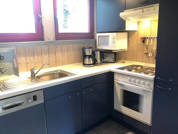 House | Private kitchen | Electric kettle, toaster, high chair