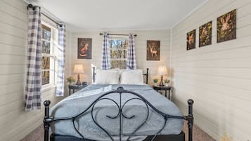 1 habitación, escritorio, tabla de planchar con plancha y cuna de viaje