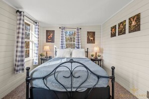 1 chambre, bureau, fer et planche à repasser, lit de bébé portatif