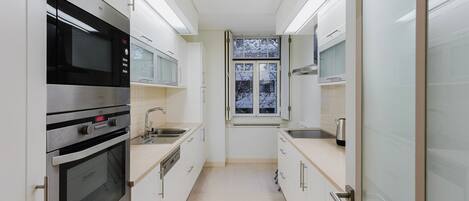 Een koelkast, een magnetron, een oven, een kookplaat