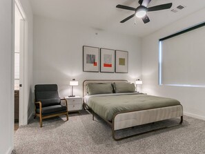 Tabla de planchar con plancha, cuna de viaje y ropa de cama 