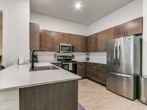Cafetera y tetera, refrigerador, microondas y horno 