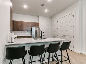 Kjøleskap, mikrobølgeovn, ovn og kokeplater