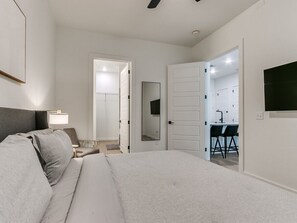 Skrivebord, strykejern/-brett, reiseseng for barn og wi-fi (inkludert)