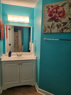 مجففات شعر، مناشف، صابون، شامبو