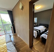 Vierbettzimmer, Balkon, Buchtblick | Individuell dekoriert, individuell eingerichtet, Bügeleisen/Bügelbrett