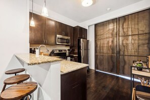 Refrigerador, microondas, horno y parrilla de estufa
