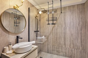 Apartment | Bathroom | Hair dryer, towels, soap, shampoo