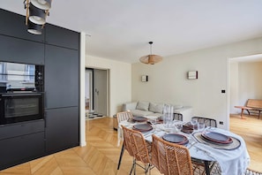 Apartment | Dining - Superb Apartement Tour Eiffel Invalides (Paris)