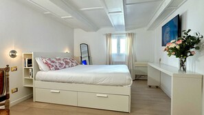 Iron/ironing board, free WiFi, bed sheets