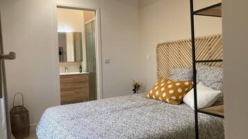 1 bedroom, bed sheets