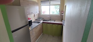 Réfrigérateur, micro-ondes, plaque de cuisson, cafetière/bouilloire