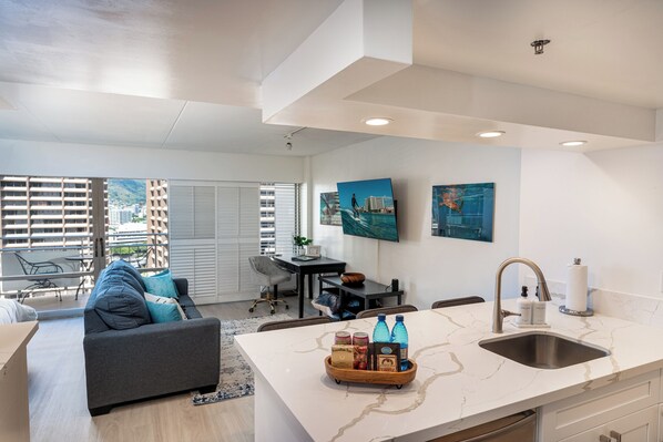 Living area - High Floor, Drink Station, 2 Pools & More! (Honolulu)