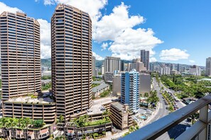 Property grounds - High Floor, Drink Station, 2 Pools & More! (Honolulu)
