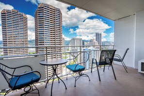 Property grounds - High Floor, Drink Station, 2 Pools & More! (Honolulu)