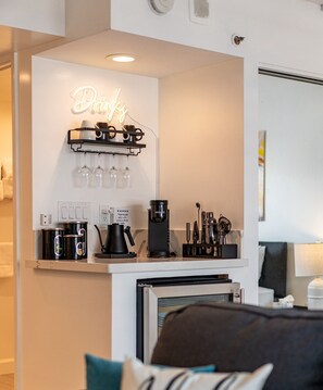Interior - High Floor, Drink Station, 2 Pools & More! (Honolulu)