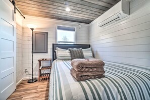 2 bedrooms, desk, free WiFi, bed sheets - Tiny Retreat Gated Rural Haven (Morganton)