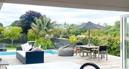 Large private secure home, spa, off st parking, aircon, 5 kms to city,