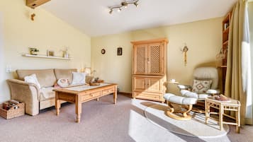 Tv, bordsfotboll och böcker