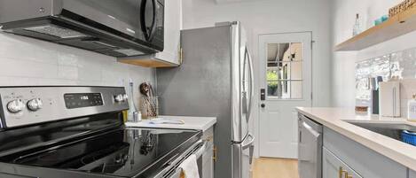 ثلاجة، ميكروويف، فرن، موقد طهي مسطح