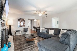 Smart TV, chimenea, videojuegos, oficina